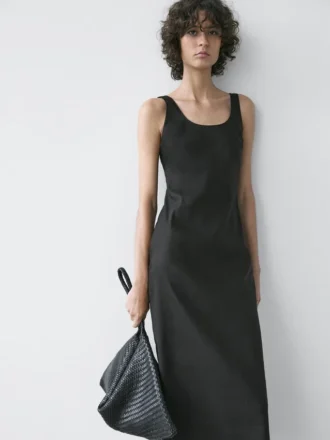 Fließendes Midi-Kleid mit Rundhalsausschnitt Fließendes Midi-Kleid mit Rundhalsausschnitt