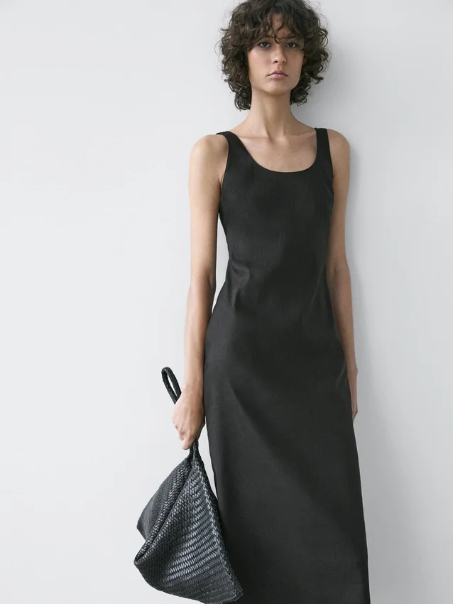 Fließendes Midi-Kleid mit Rundhalsausschnitt Fließendes Midi-Kleid mit Rundhalsausschnitt