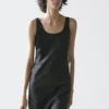 Fließendes Midi-Kleid mit Rundhalsausschnitt Fließendes Midi-Kleid mit Rundhalsausschnitt