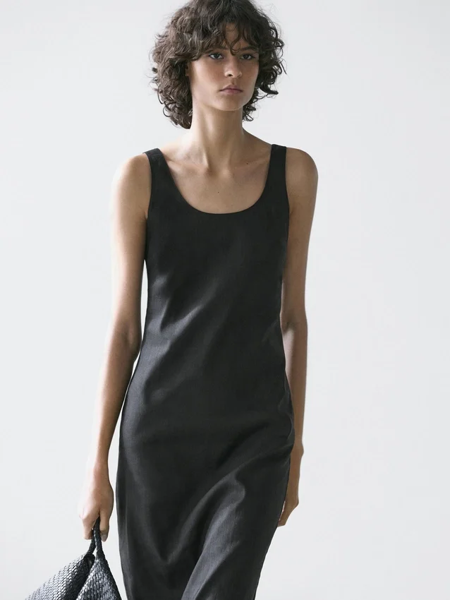 Fließendes Midi-Kleid mit Rundhalsausschnitt Fließendes Midi-Kleid mit Rundhalsausschnitt