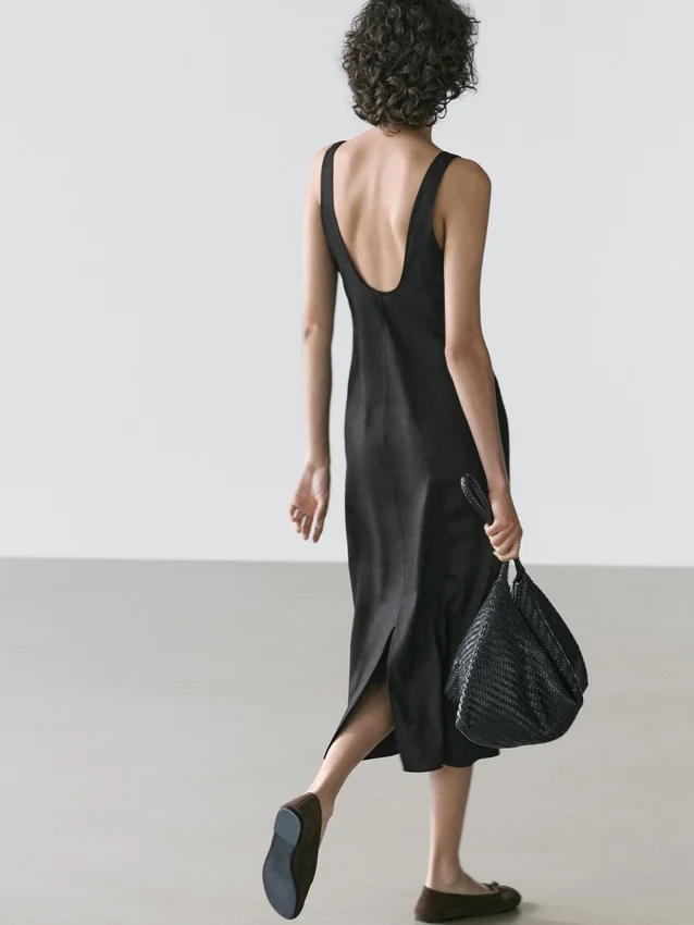 Fließendes Midi-Kleid mit Rundhalsausschnitt Fließendes Midi-Kleid mit Rundhalsausschnitt