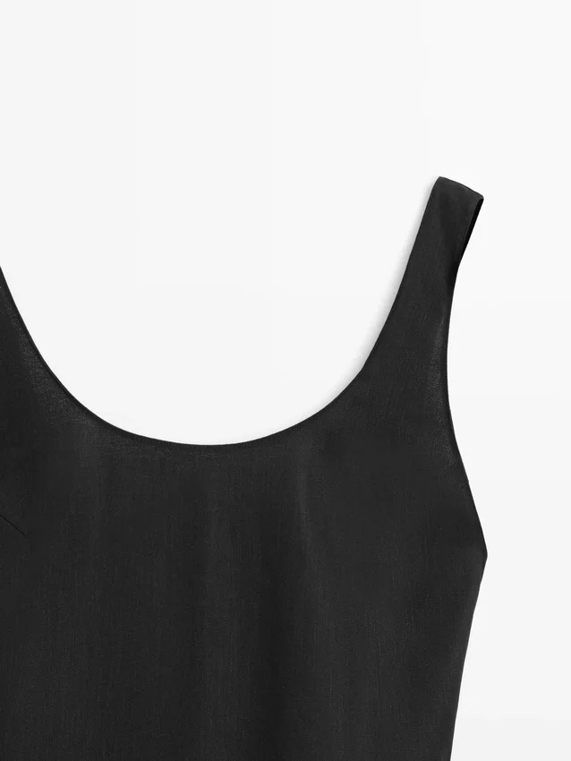 Fließendes Midi-Kleid mit Rundhalsausschnitt Fließendes Midi-Kleid mit Rundhalsausschnitt