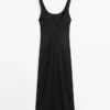 Fließendes Midi-Kleid mit Rundhalsausschnitt Fließendes Midi-Kleid mit Rundhalsausschnitt