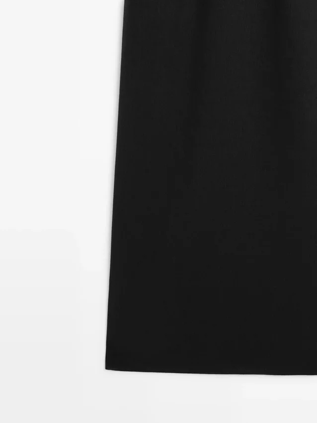 Fließendes Midi-Kleid mit Rundhalsausschnitt Fließendes Midi-Kleid mit Rundhalsausschnitt