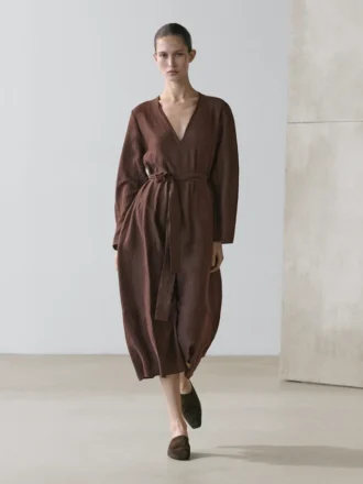 Fließendes Midikleid aus Leinenmischung mit Gürtel Fließendes Midikleid aus Leinenmischung mit Gürtel