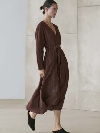 Fließendes Midikleid aus Leinenmischung mit Gürtel Fließendes Midikleid aus Leinenmischung mit Gürtel