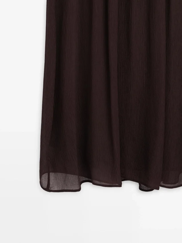Fließendes Midikleid mit gerafften Details Fließendes Midikleid mit gerafften Details