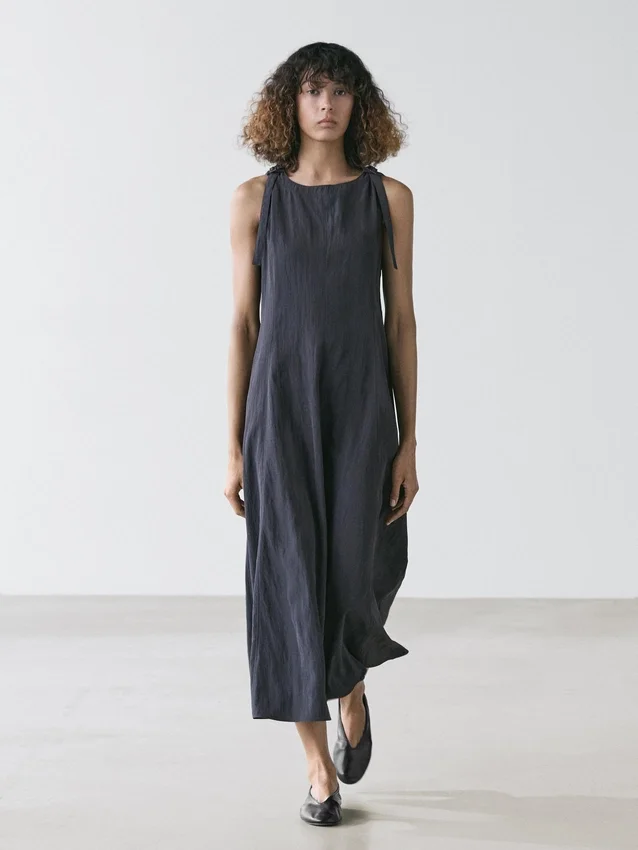 Fließendes Midikleid mit Schnallen Fließendes Midikleid mit Schnallen