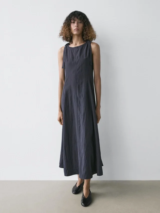 Fließendes Midikleid mit Schnallen Fließendes Midikleid mit Schnallen