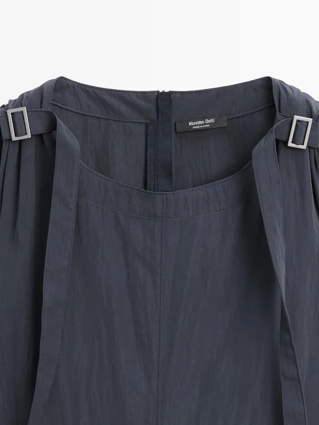 Fließendes Midikleid mit Schnallen Fließendes Midikleid mit Schnallen