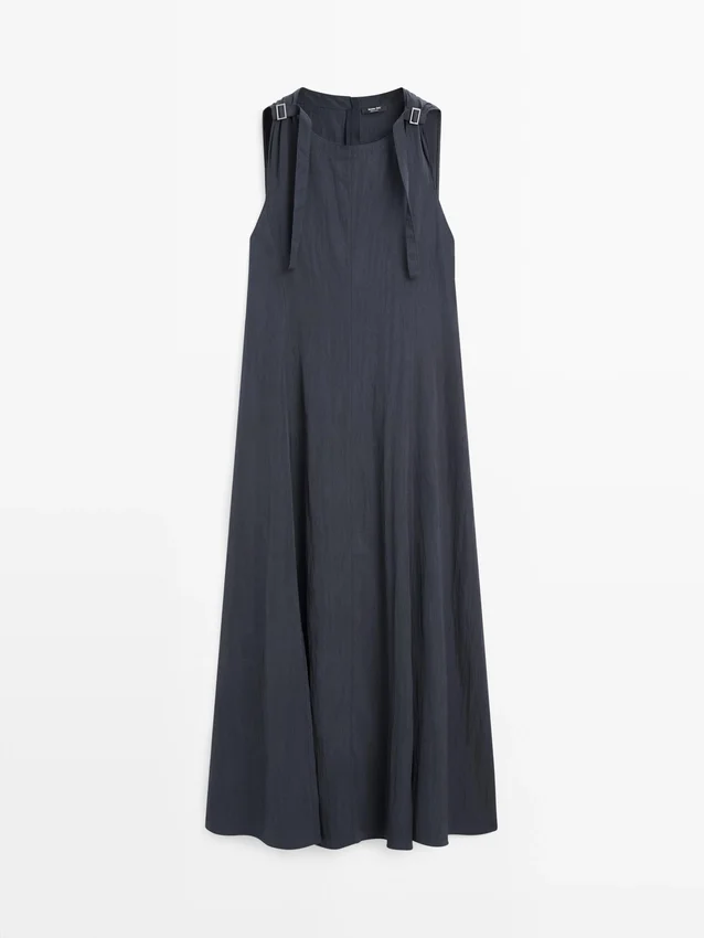 Fließendes Midikleid mit Schnallen Fließendes Midikleid mit Schnallen
