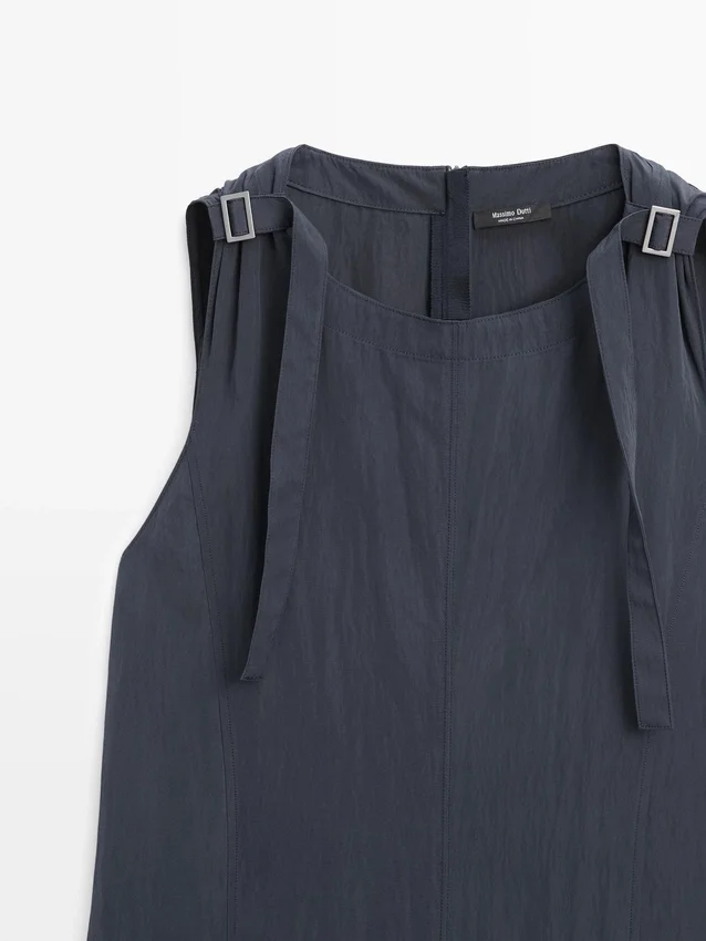 Fließendes Midikleid mit Schnallen Fließendes Midikleid mit Schnallen