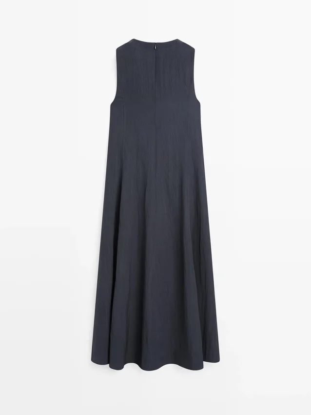 Fließendes Midikleid mit Schnallen Fließendes Midikleid mit Schnallen
