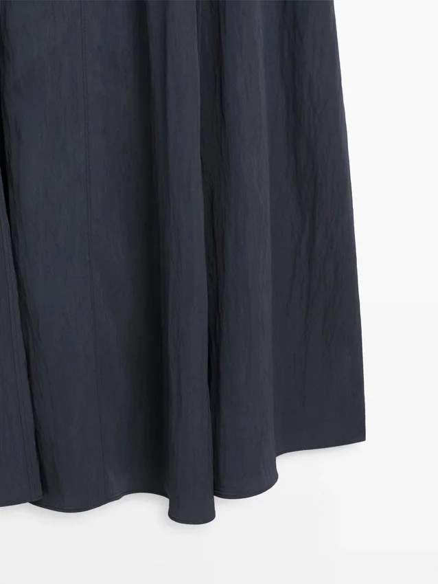 Fließendes Midikleid mit Schnallen Fließendes Midikleid mit Schnallen