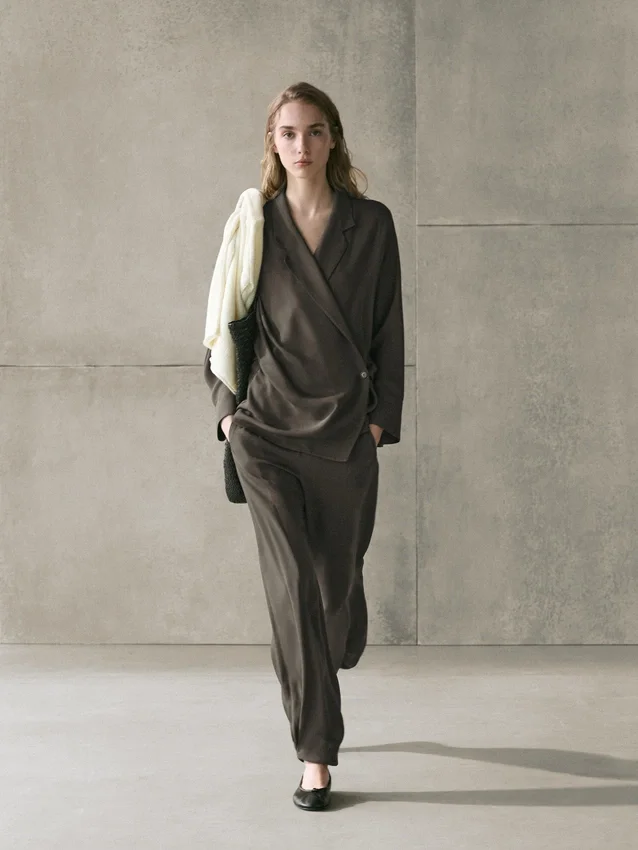 Fließendes Overshirt mit doppelter Knopfleiste Fließendes Overshirt mit doppelter Knopfleiste
