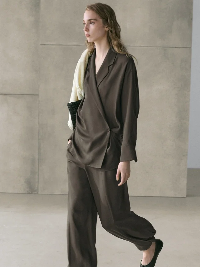 Fließendes Overshirt mit doppelter Knopfleiste Fließendes Overshirt mit doppelter Knopfleiste