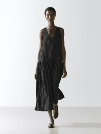 Fließendes, plissiertes Midikleid Fließendes, plissiertes Midikleid