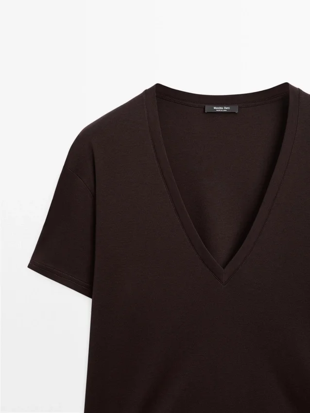 Fließendes T-Shirt mit V-Ausschnitt Fließendes T-Shirt mit V-Ausschnitt