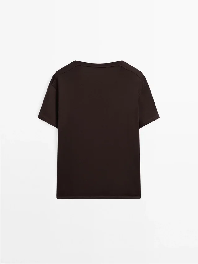 Fließendes T-Shirt mit V-Ausschnitt Fließendes T-Shirt mit V-Ausschnitt