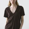 Fließendes T-Shirt mit V-Ausschnitt Fließendes T-Shirt mit V-Ausschnitt