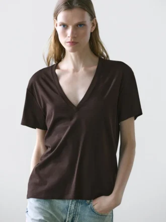 Fließendes T-Shirt mit V-Ausschnitt Fließendes T-Shirt mit V-Ausschnitt