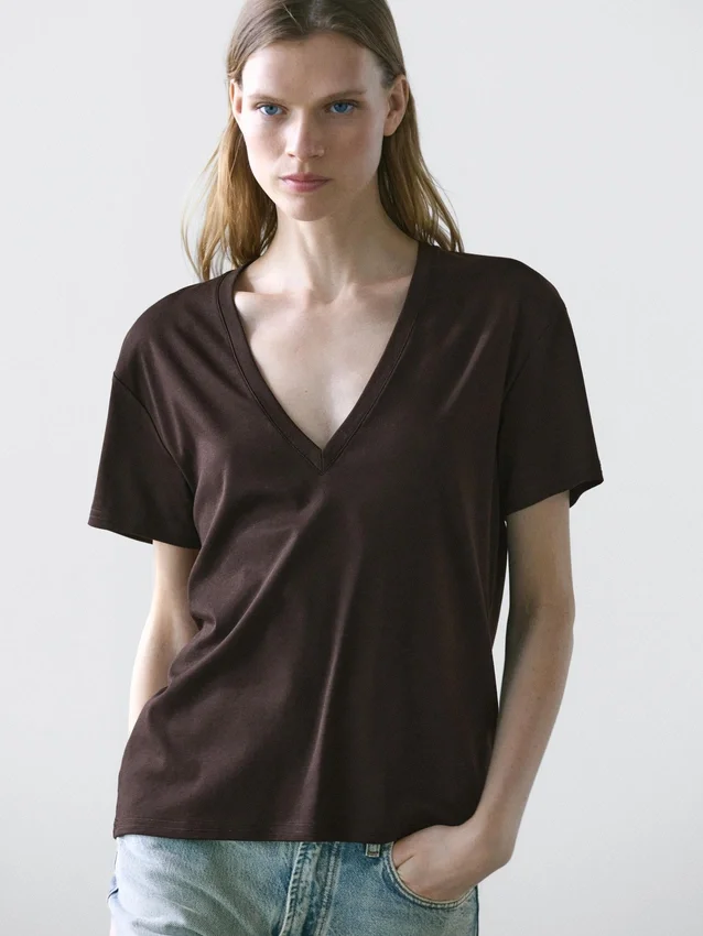 Fließendes T-Shirt mit V-Ausschnitt Fließendes T-Shirt mit V-Ausschnitt