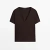 Fließendes T-Shirt mit V-Ausschnitt Fließendes T-Shirt mit V-Ausschnitt