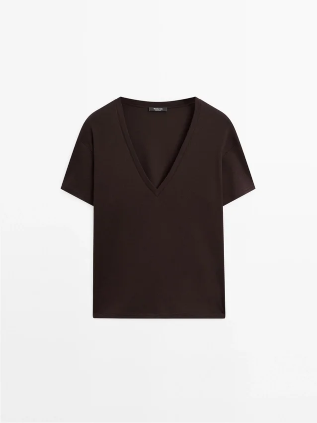 Fließendes T-Shirt mit V-Ausschnitt Fließendes T-Shirt mit V-Ausschnitt