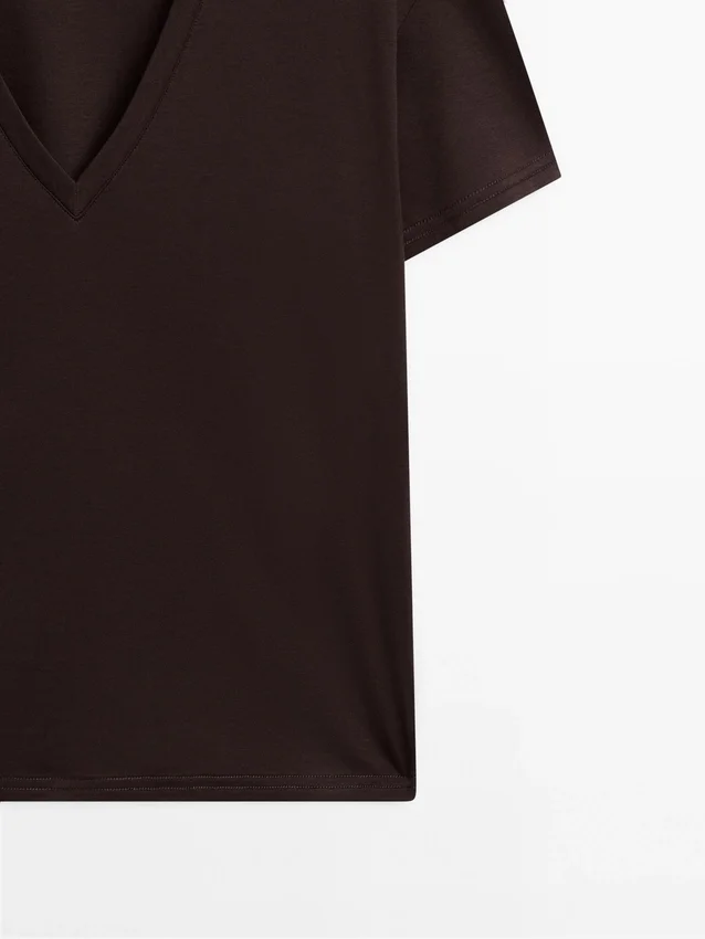 Fließendes T-Shirt mit V-Ausschnitt Fließendes T-Shirt mit V-Ausschnitt