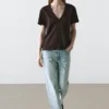 Fließendes T-Shirt mit V-Ausschnitt Fließendes T-Shirt mit V-Ausschnitt