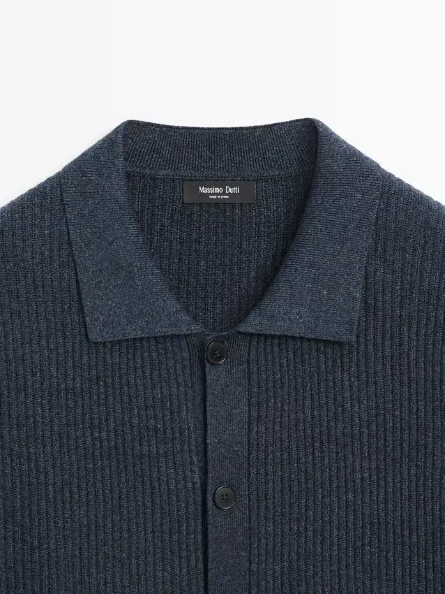 Gerippte Cardigan mit Knöpfen Gerippte Cardigan mit Knöpfen