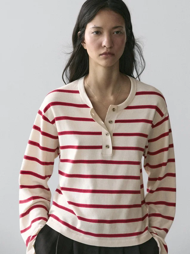 Gestreifter Henley-Pullover aus Baumwollstrick Gestreifter Henley-Pullover aus Baumwollstrick