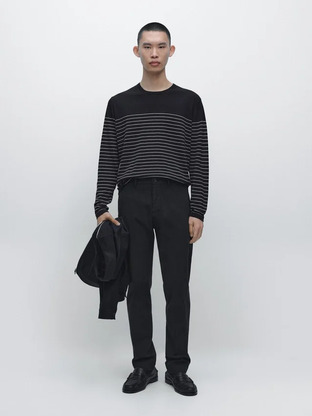 Gestreifter Pullover mit Rundhalsausschnitt Gestreifter Pullover mit Rundhalsausschnitt