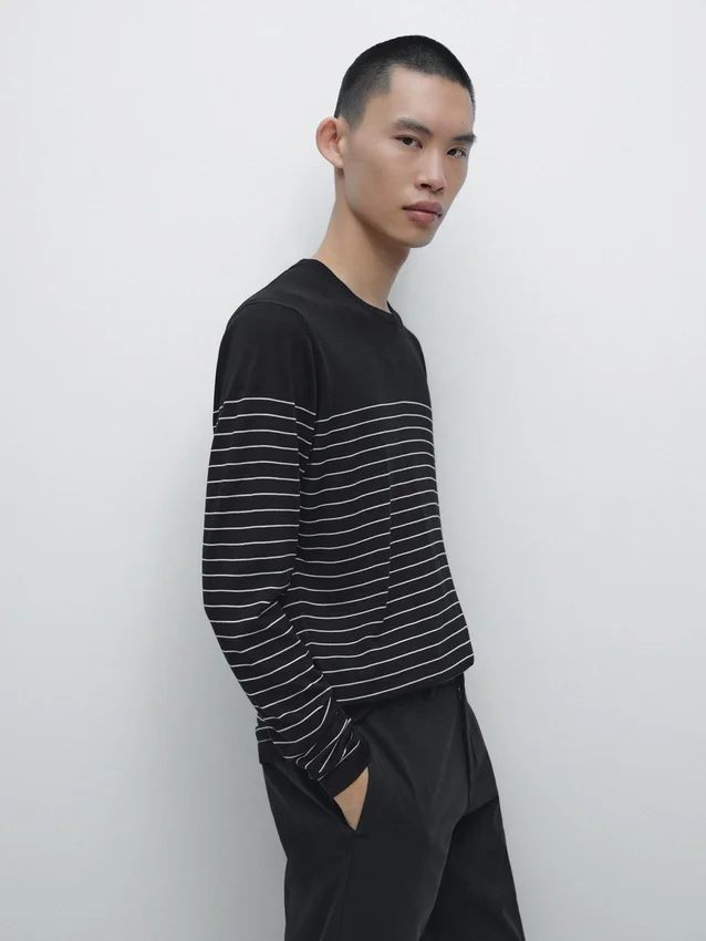 Gestreifter Pullover mit Rundhalsausschnitt Gestreifter Pullover mit Rundhalsausschnitt