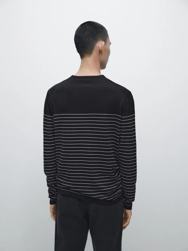 Gestreifter Pullover mit Rundhalsausschnitt Gestreifter Pullover mit Rundhalsausschnitt