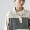 Gestreifter Strickpullover mit Poloshirt-Kragen Gestreifter Strickpullover mit Poloshirt-Kragen