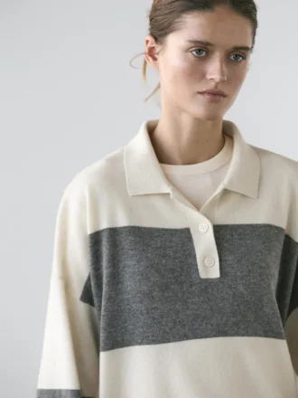Gestreifter Strickpullover mit Poloshirt-Kragen Gestreifter Strickpullover mit Poloshirt-Kragen