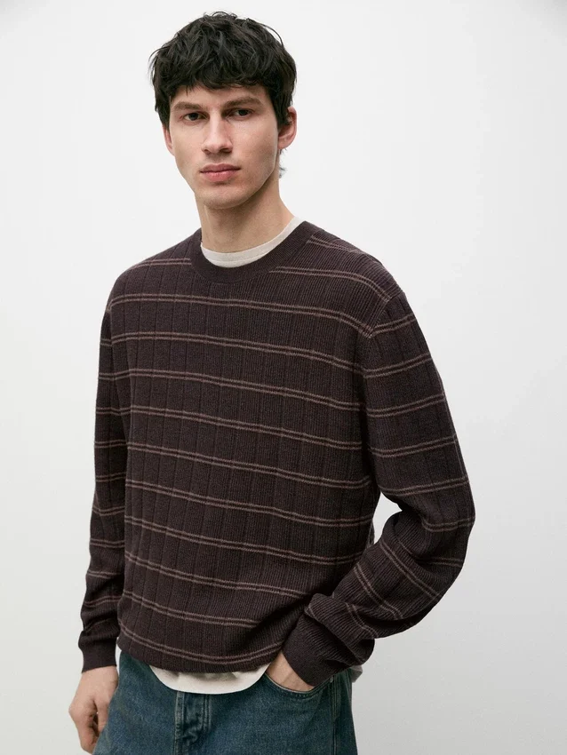 Gestreifter Strickpullover mit Rundhalsausschnitt Gestreifter Strickpullover mit Rundhalsausschnitt