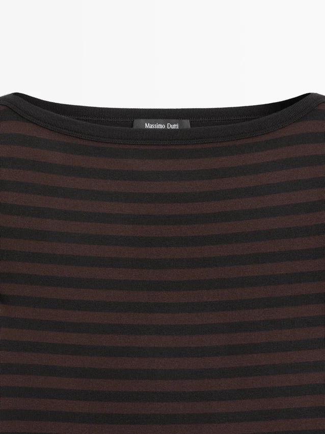 Gestreiftes Kurzarm-T-Shirt mit U-Boot-Ausschnitt Gestreiftes Kurzarm-T-Shirt mit U-Boot-Ausschnitt