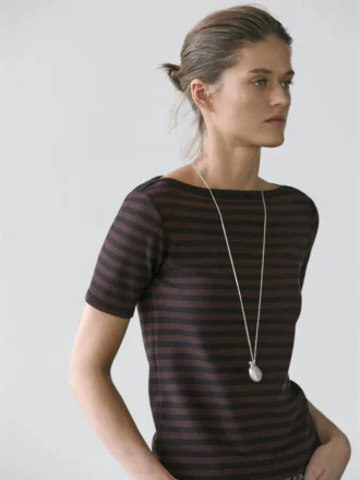 Gestreiftes Kurzarm-T-Shirt mit U-Boot-Ausschnitt Gestreiftes Kurzarm-T-Shirt mit U-Boot-Ausschnitt