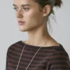 Gestreiftes Kurzarm-T-Shirt mit U-Boot-Ausschnitt Gestreiftes Kurzarm-T-Shirt mit U-Boot-Ausschnitt