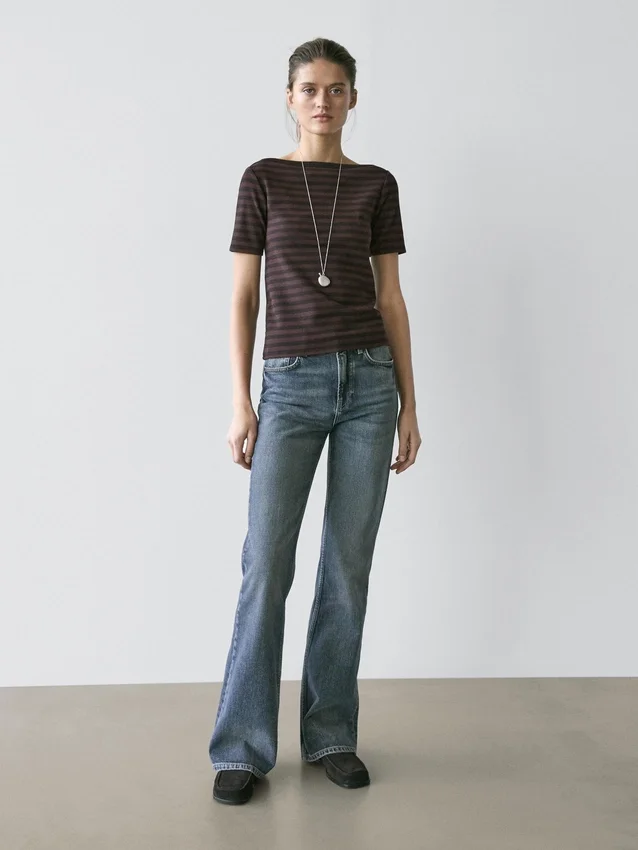 Gestreiftes Kurzarm-T-Shirt mit U-Boot-Ausschnitt Gestreiftes Kurzarm-T-Shirt mit U-Boot-Ausschnitt