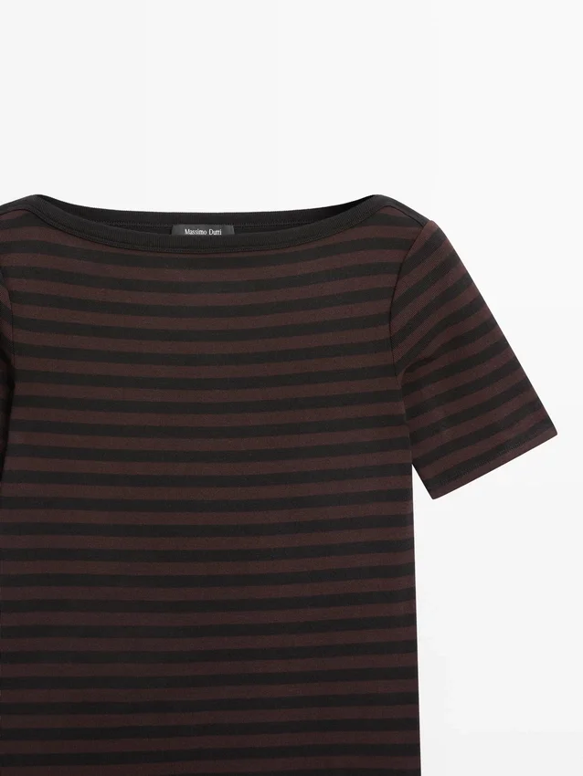 Gestreiftes Kurzarm-T-Shirt mit U-Boot-Ausschnitt Gestreiftes Kurzarm-T-Shirt mit U-Boot-Ausschnitt