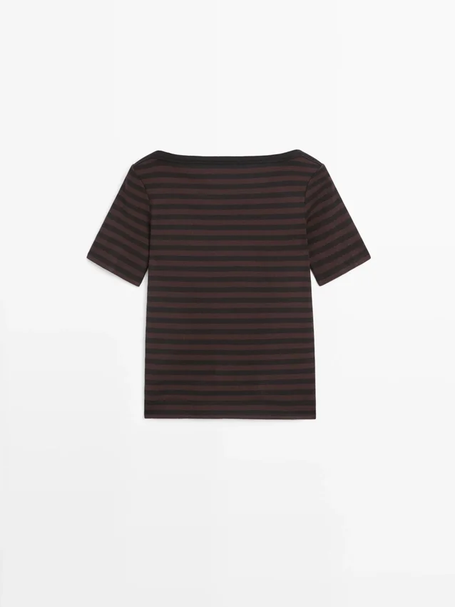 Gestreiftes Kurzarm-T-Shirt mit U-Boot-Ausschnitt Gestreiftes Kurzarm-T-Shirt mit U-Boot-Ausschnitt