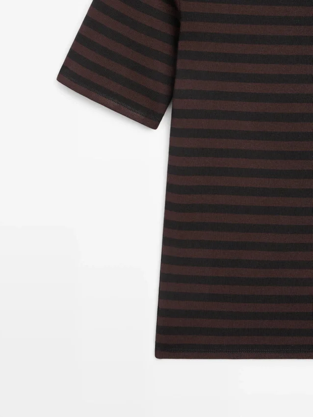 Gestreiftes Kurzarm-T-Shirt mit U-Boot-Ausschnitt Gestreiftes Kurzarm-T-Shirt mit U-Boot-Ausschnitt