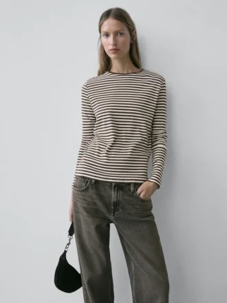 Gestreiftes Langarm-T-Shirt mit Kontrastdetail Gestreiftes Langarm-T-Shirt mit Kontrastdetail