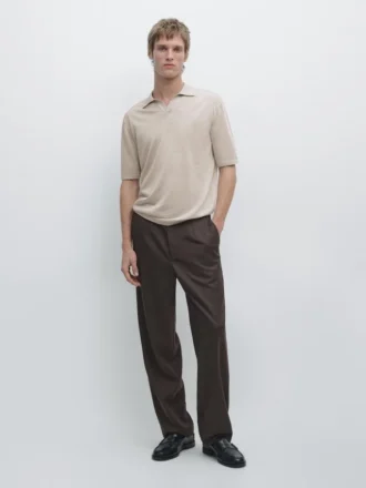 Gestricktes Poloshirt mit V-Ausschnitt Gestricktes Poloshirt mit V-Ausschnitt