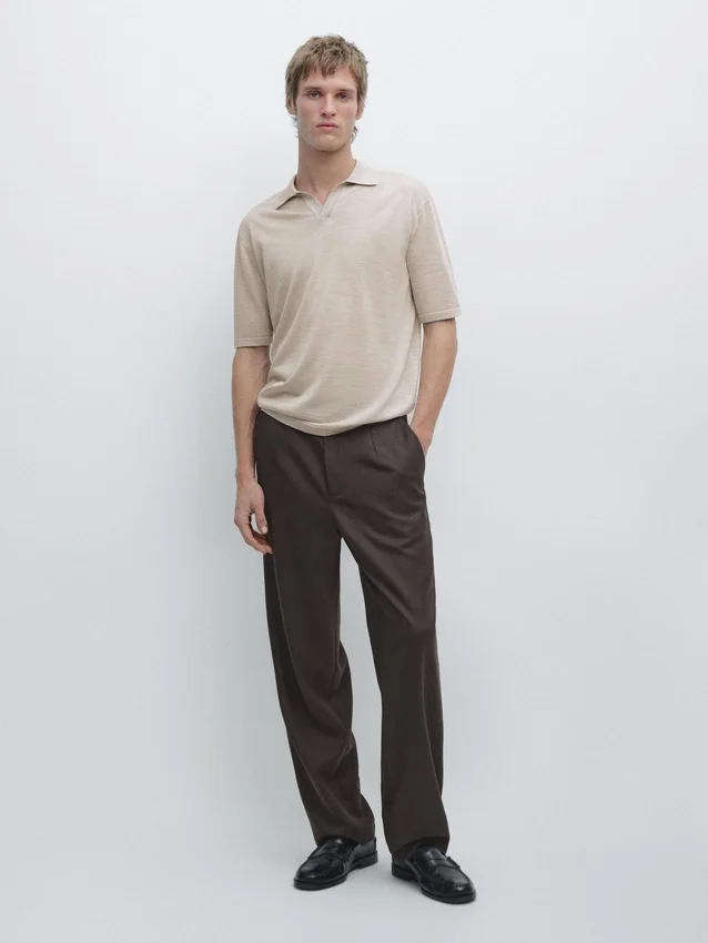 Gestricktes Poloshirt mit V-Ausschnitt Gestricktes Poloshirt mit V-Ausschnitt