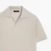 Gestricktes Poloshirt mit V-Ausschnitt Gestricktes Poloshirt mit V-Ausschnitt