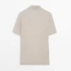 Gestricktes Poloshirt mit V-Ausschnitt Gestricktes Poloshirt mit V-Ausschnitt